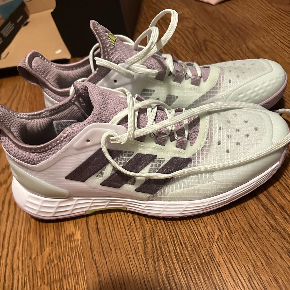 Never worn adidas Women's Adizero Ubersonic 4.1 Tennis Sneaker size 9
